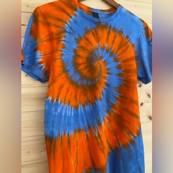 GILDAN Unisex Small Soft Style Blue Orange Spiral Tie Dye NEW Team Retro Sports - Picture 3 of 7
